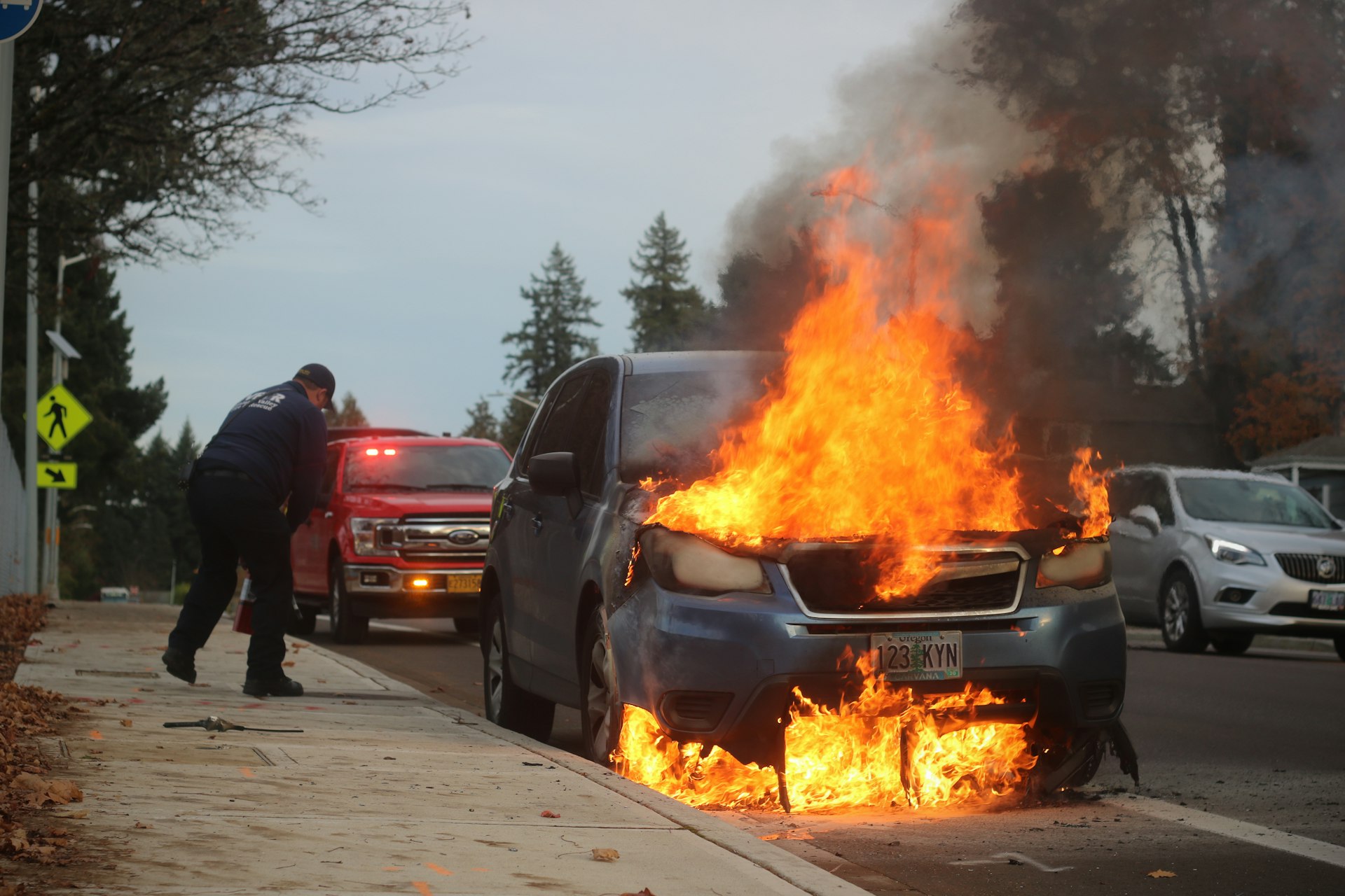 Hombre con chaqueta negra de pie cerca del fuego